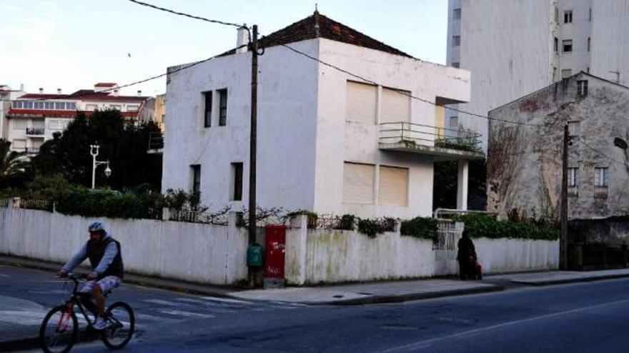 Chalé de la avenida de Rosalia de Castro, número 62, que se pretende descatalogar. // Iñaki Abella