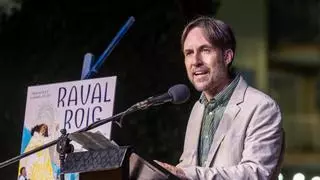 El Raval Roig de Alicante da inicio a sus fiestas con Enrique de Madaria como pregonero: “Nuestro barrio huele a pólvora”