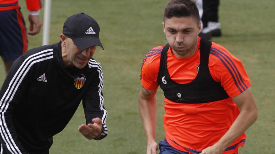 Siqueira se ha quedado entrenando en Paterna.