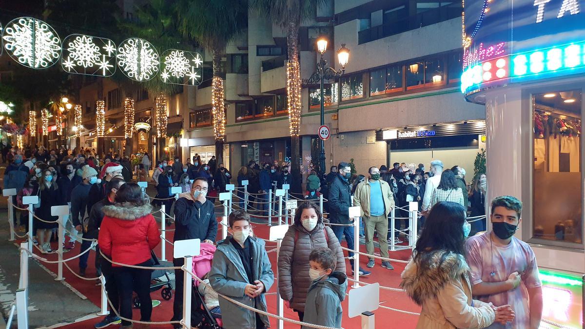 Gente esperando para subir a la noria