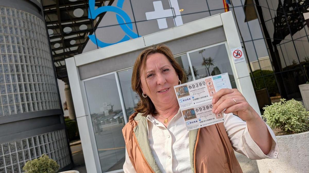 Pilar Prado, con dos décimos con su dibujo, a las puertas del San Agustín