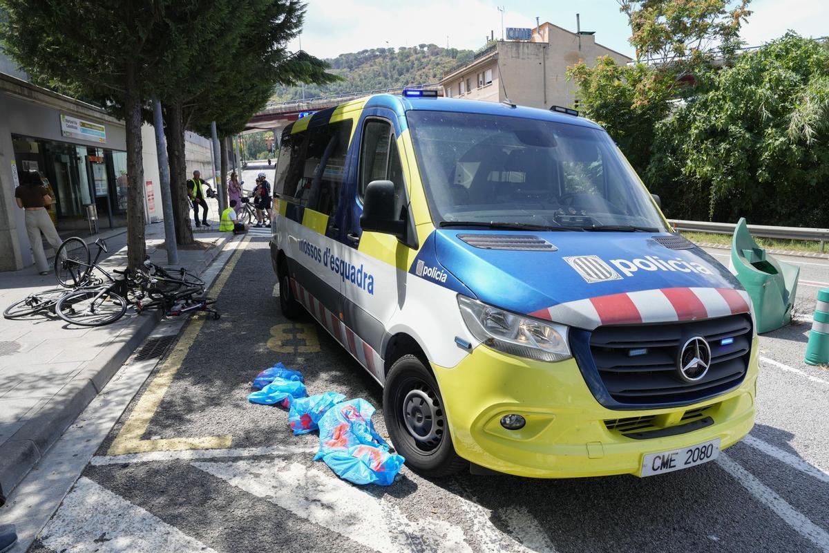Un coche ha embestido a un grupo de 9 ciclistas en la C-243c, a la altura de Castellbisbal (Barcelona), y se ha dado a la fuga dejando al menos dos muertos, al tiempo que otros dos ciclistas presentan heridas de diversa consideración. EFE/Alejandro García