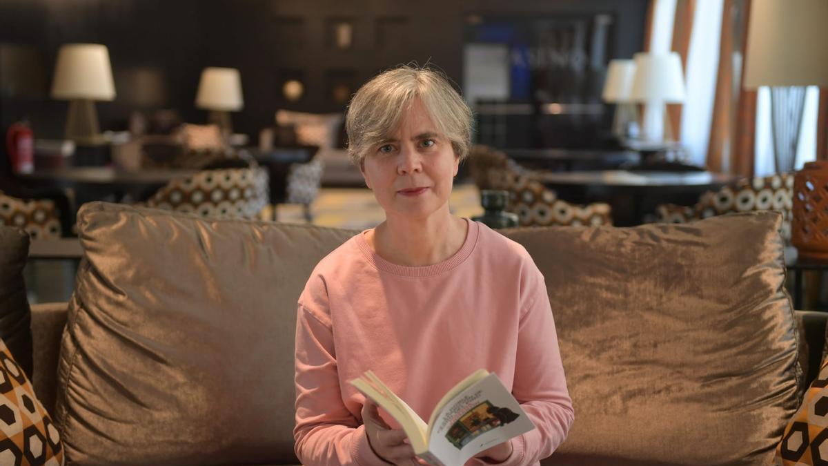 Marina Sanmartín posa con su libro en A Coruña