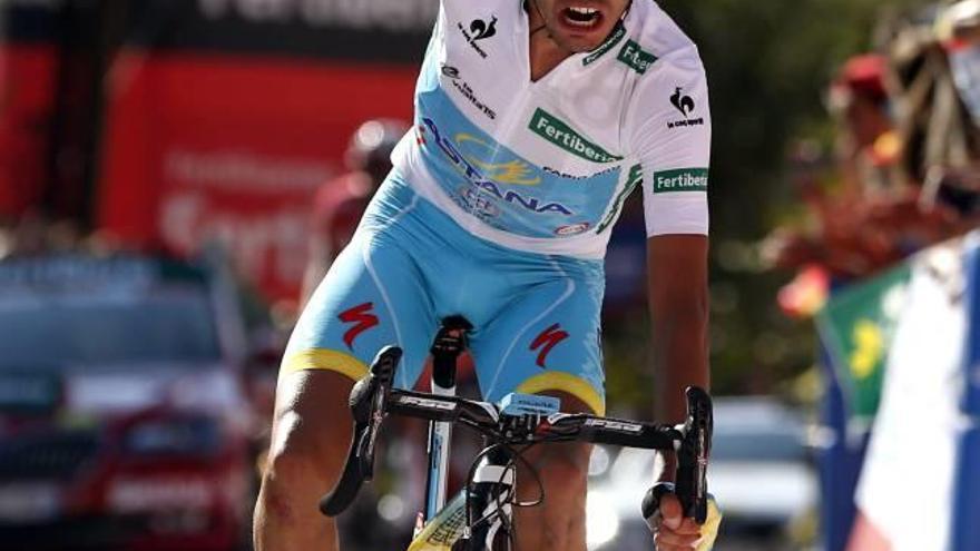 Fabio Aru celebró así su liderato en la meta de Cercedilla.