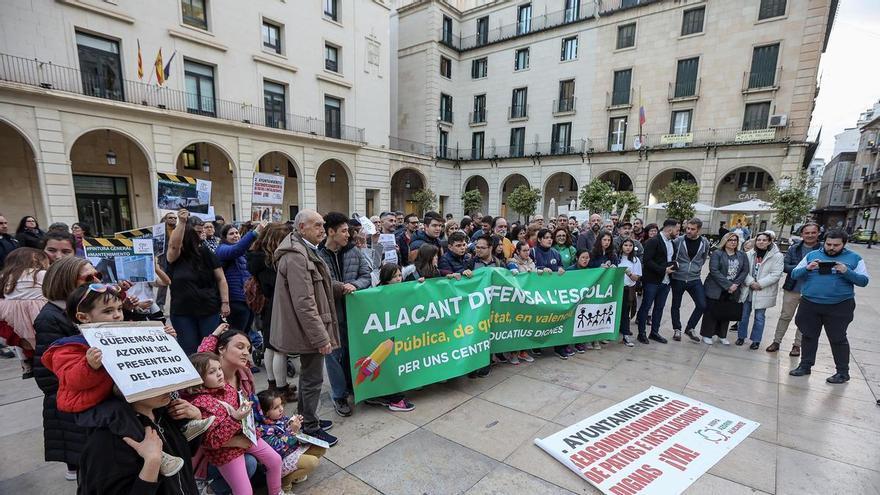 Protesta de las familias por el mal estado de los colegios de Alicante