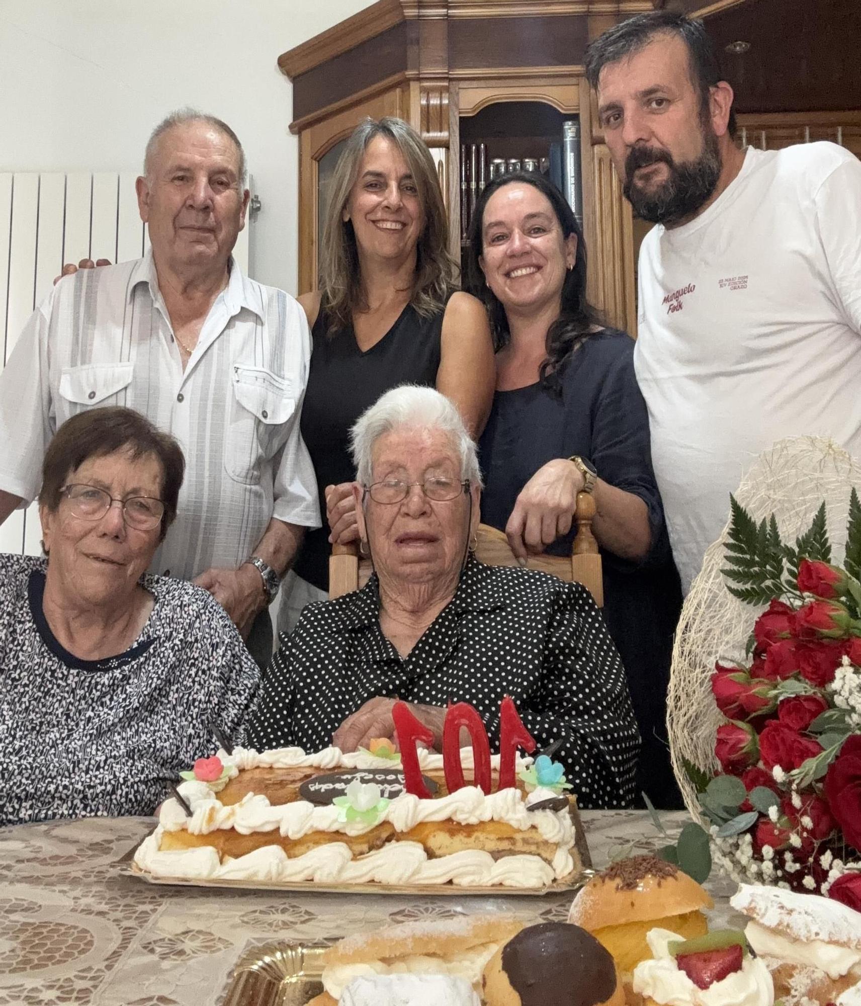 Josefa Limia, con familiares y miembros del gobierno local.