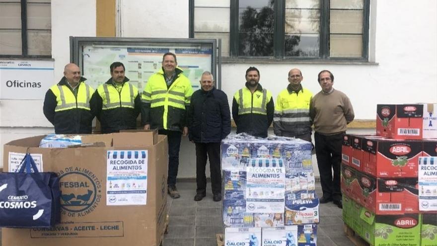 Cementos Cosmos dona 740 kilos de comida y 900 euros en aceite al Banco de Alimentos Medina Azahara