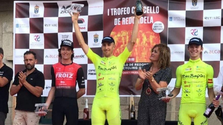 Noel Martín, en el centro, festeja su triunfo en Redondela. | // FDV