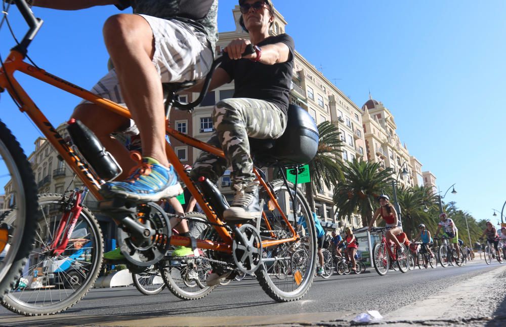 Miles de malagueños participan en la actividad de la Semana Europea de la Movilidad, tomando la salida en el Paseo del Parque