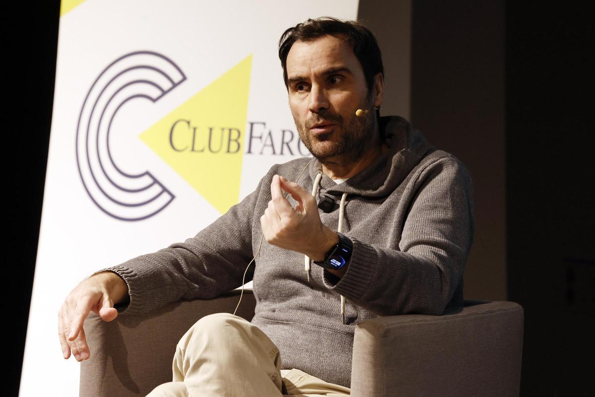 El periodista, escritor, divulgador histórico y conferenciante Fernando Díaz Villanueva, en el Club Faro