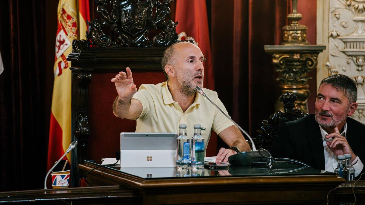 La oposición del Concello de Ourense abandona en bloque el pleno municipal después de que Jácome llamase «etarras» al BNG