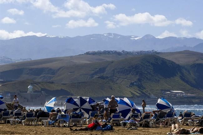 NIEVE EN LA CUMBRE DESDE LA PLAYA DE LAS CANTERAS