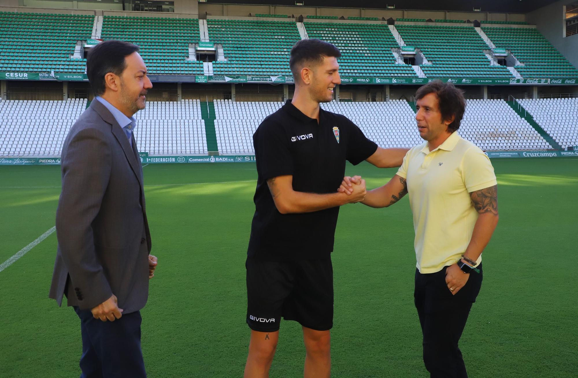 La presentación del nuevo jugador del Córdoba CF, Alberto Toril, en imágenes