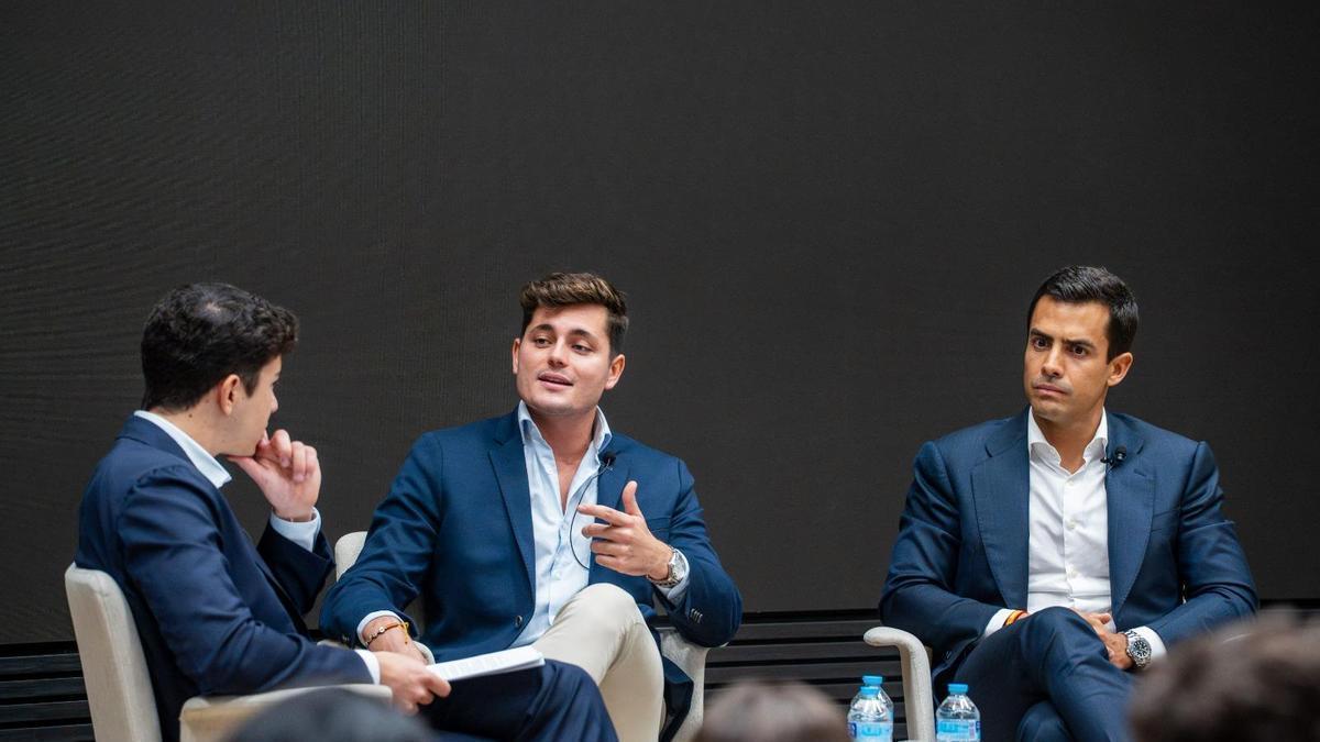 El agitador Vito Quiles y su abogado, Juango Ospina, en un acto público