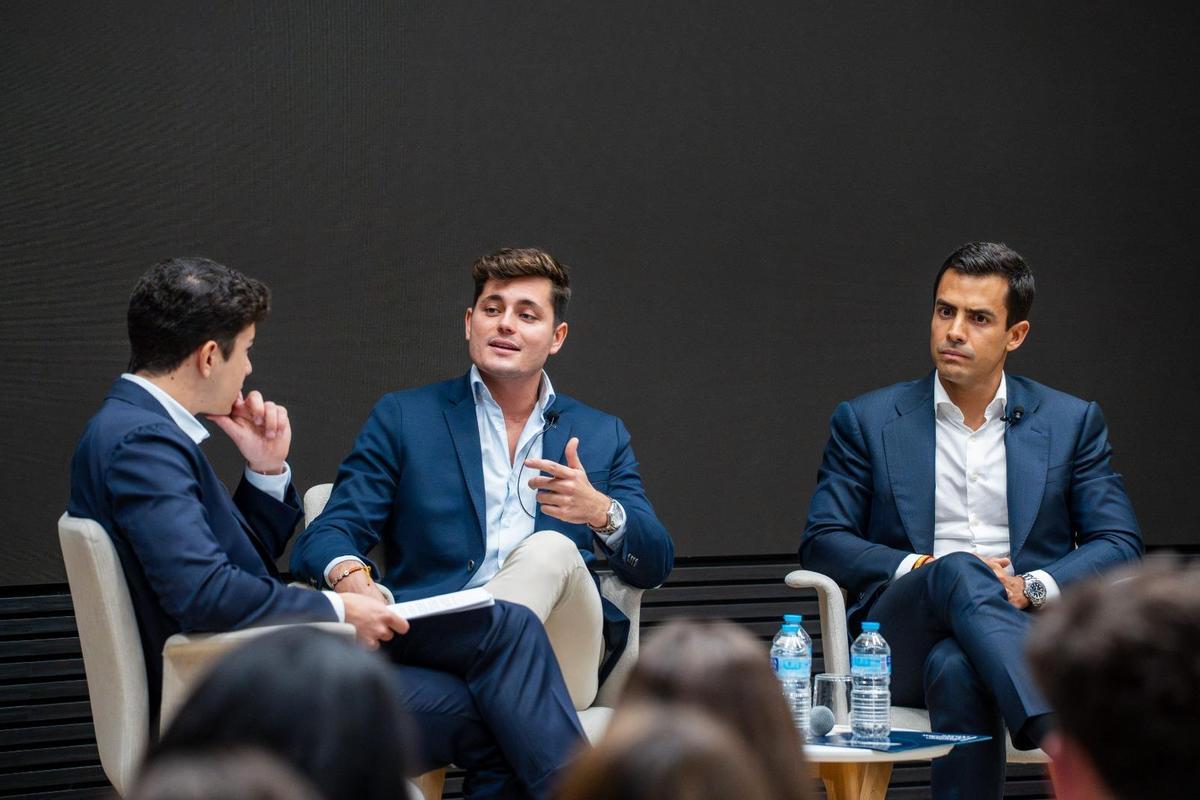 El agitador Vito Quiles y su abogado, Juango Ospina, en un acto público