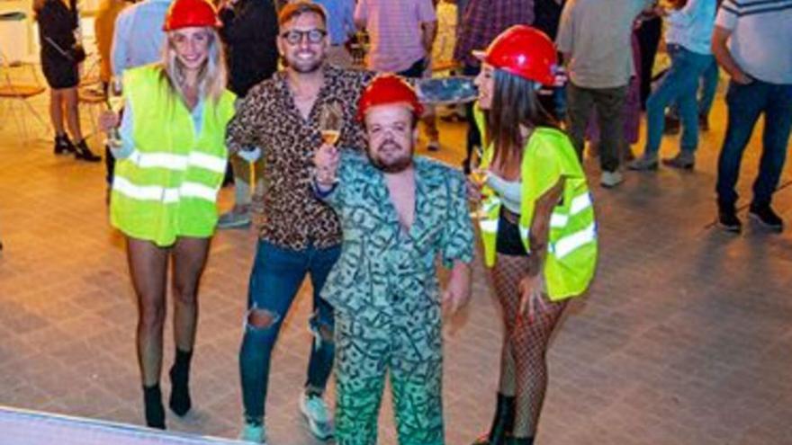 La feria de la construcción de Ibiza niega que el vestuario de las azafatas fuera «inapropiado»
