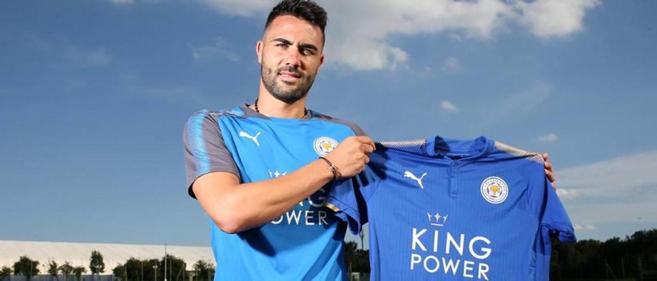 Vicente Iborra defenderá la camiseta del Leicester FC las próximas cuatro temporadas.