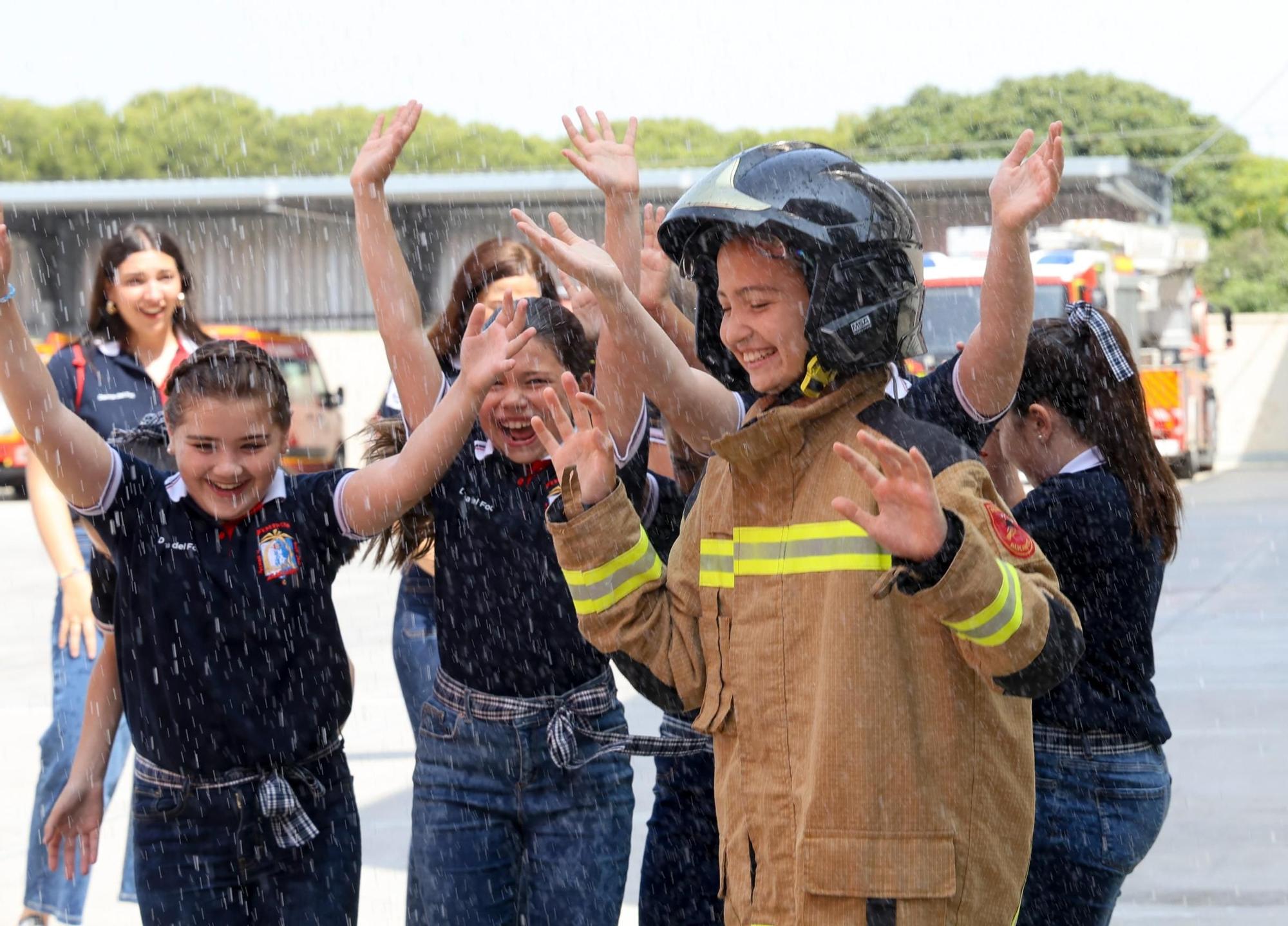 Visita al parque de Bomberos de la Belleas del Foc 2025 y sus damas de honor