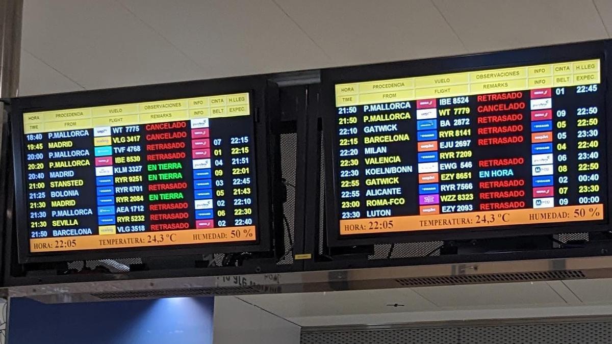 Pantallas informativas del aeropuerto de Ibiza ayer.