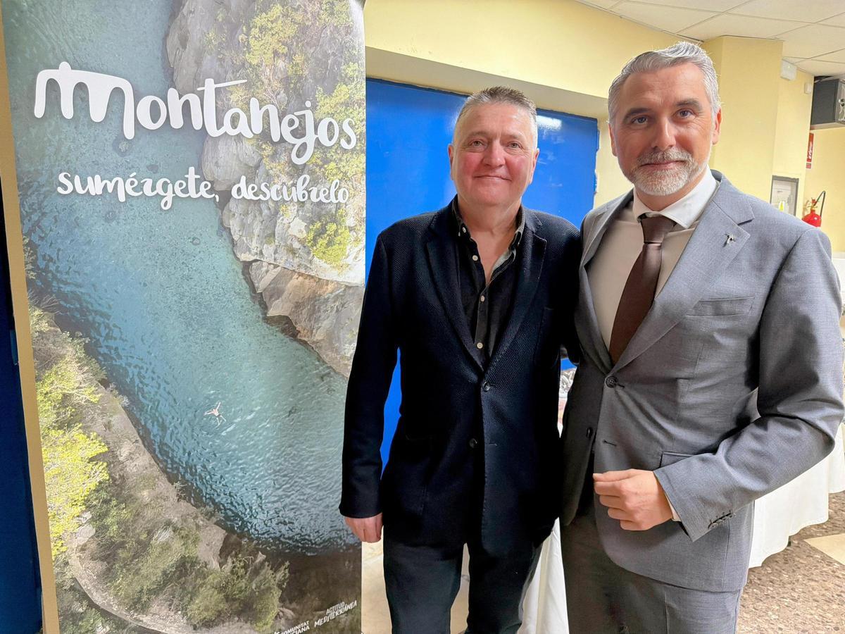 El alcalde, Miguel Sandalinas (i), junto al secretario autonómico de Turismo, José Manuel Camarero.
