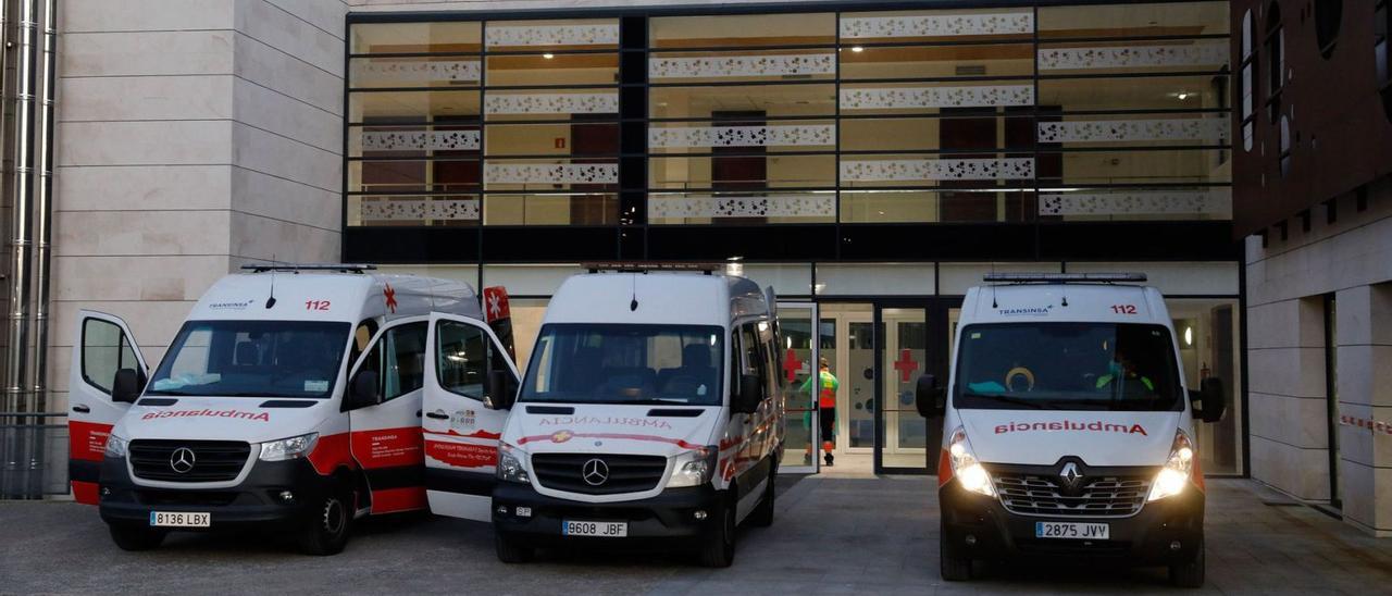 Ambulancias a la puerta del centro de Barros, cuando se dedicó a atender a pacientes con coronavirus de forma provisional. | Juan Plaza