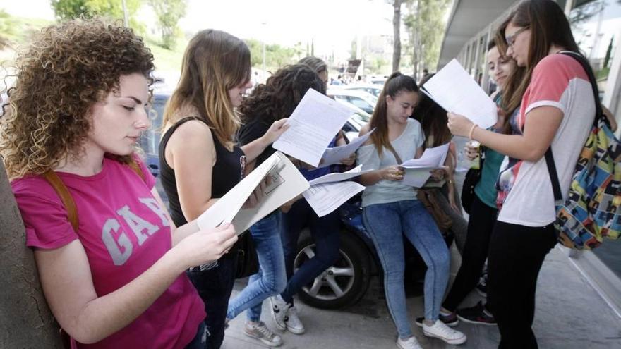 Nervios y tensión en los momentos previos al inicio de los exámenes, ayer en la Universidad de Murcia.