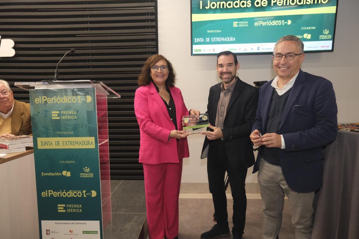 El decano de la Facultad de Comunicación entrega a Marisol López del Estal, directora de El Periódico Extremadura y a Antonio Cid de Rivera una placa conmemorativa del centenario.