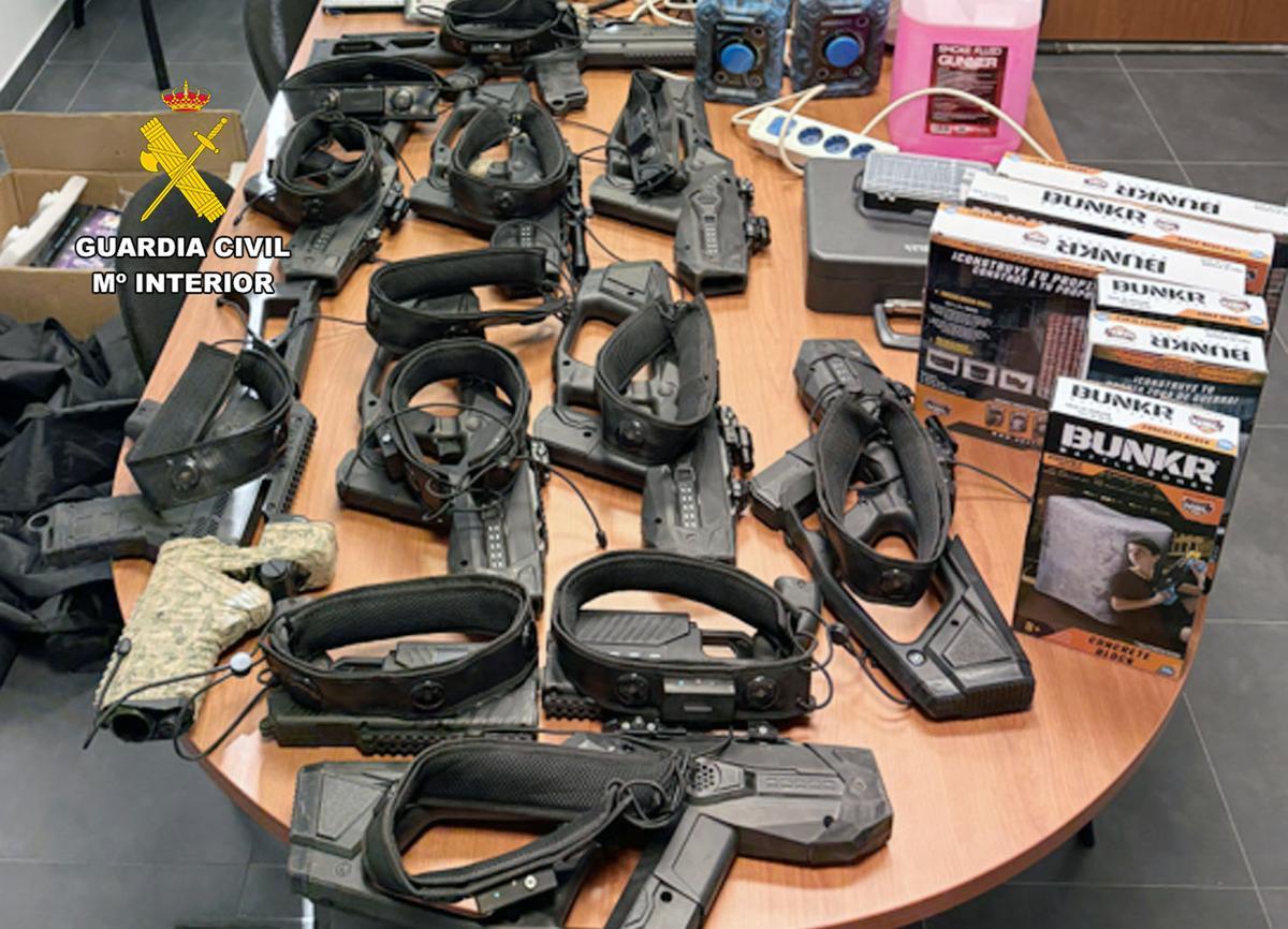 Un conjunto de pistolas láser de juguetes confiscadas por la Guardia Civil.