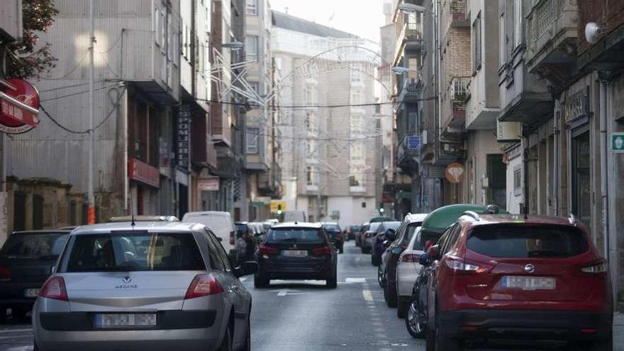 En este tramo la calle presenta aparcamiento a ambos lados. // Bernabé/Cris M.V.