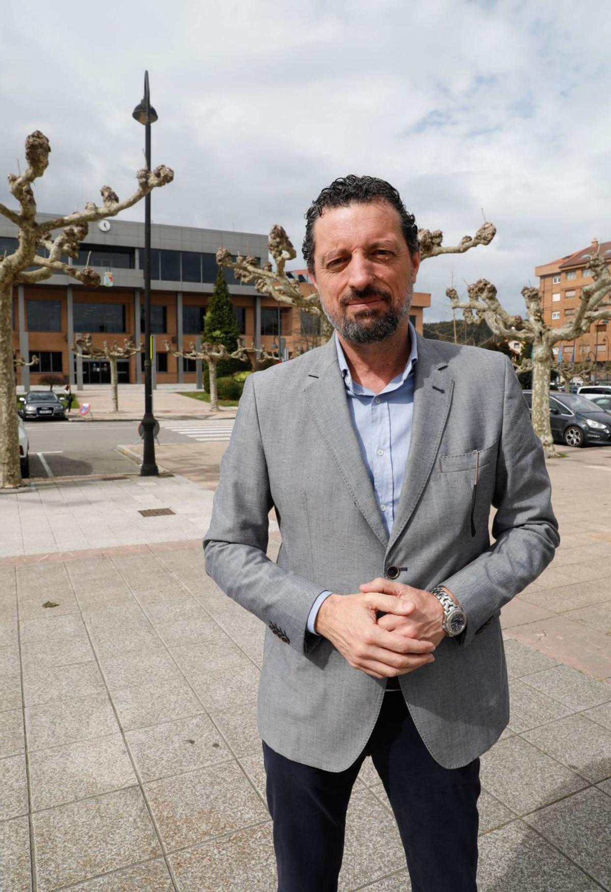 Eloy Alonso Prieto ante el Ayuntamiento de Castrillón.