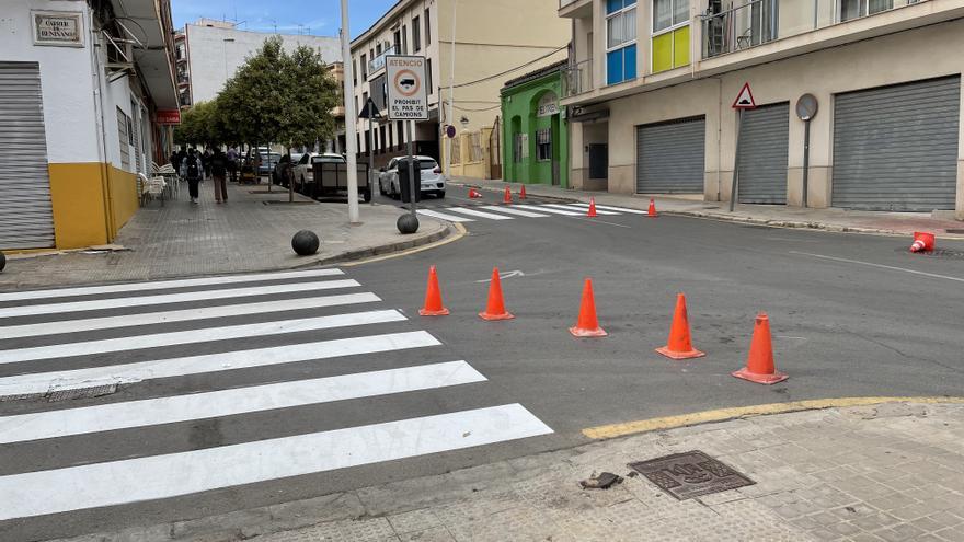 Llíria refuerza los trabajos de repintado vial en las calles para mejorar la accesibilidad