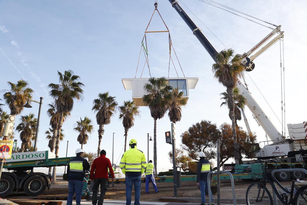 Así ha sido la instalación chiringuitos modulares de la Malva-rosa Así ha sido la instalación chiringuitos modulares de la Malva-rosa