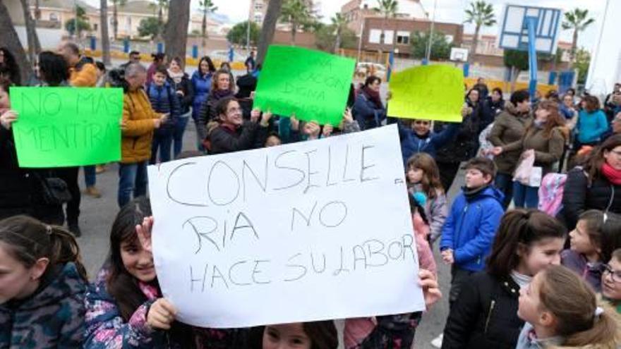 El colegio Cervantes inicia las protestas para exigir una reforma que lleva año y medio de retraso