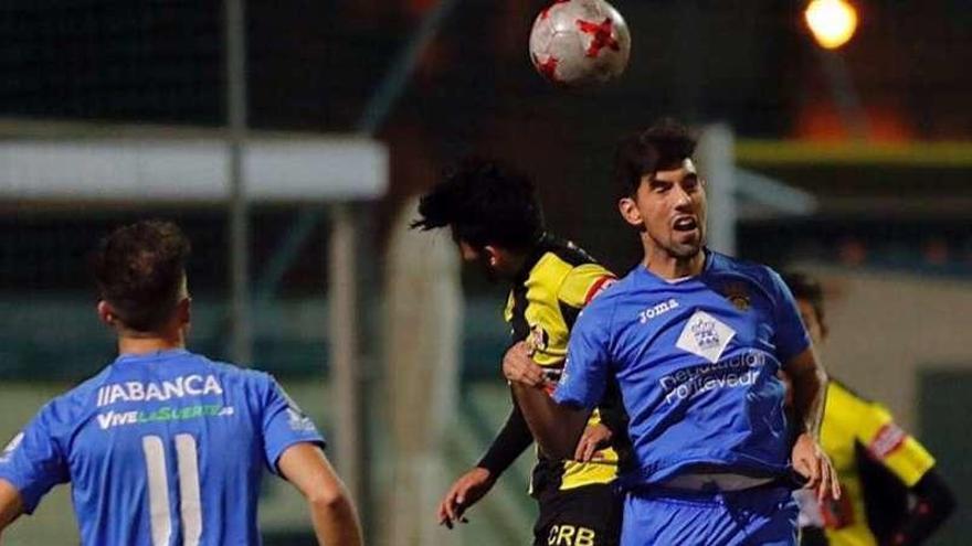 Carlos Ramos, con la segunda equipación del Pontevedra en un partico contra el Rápido de Bouzas.