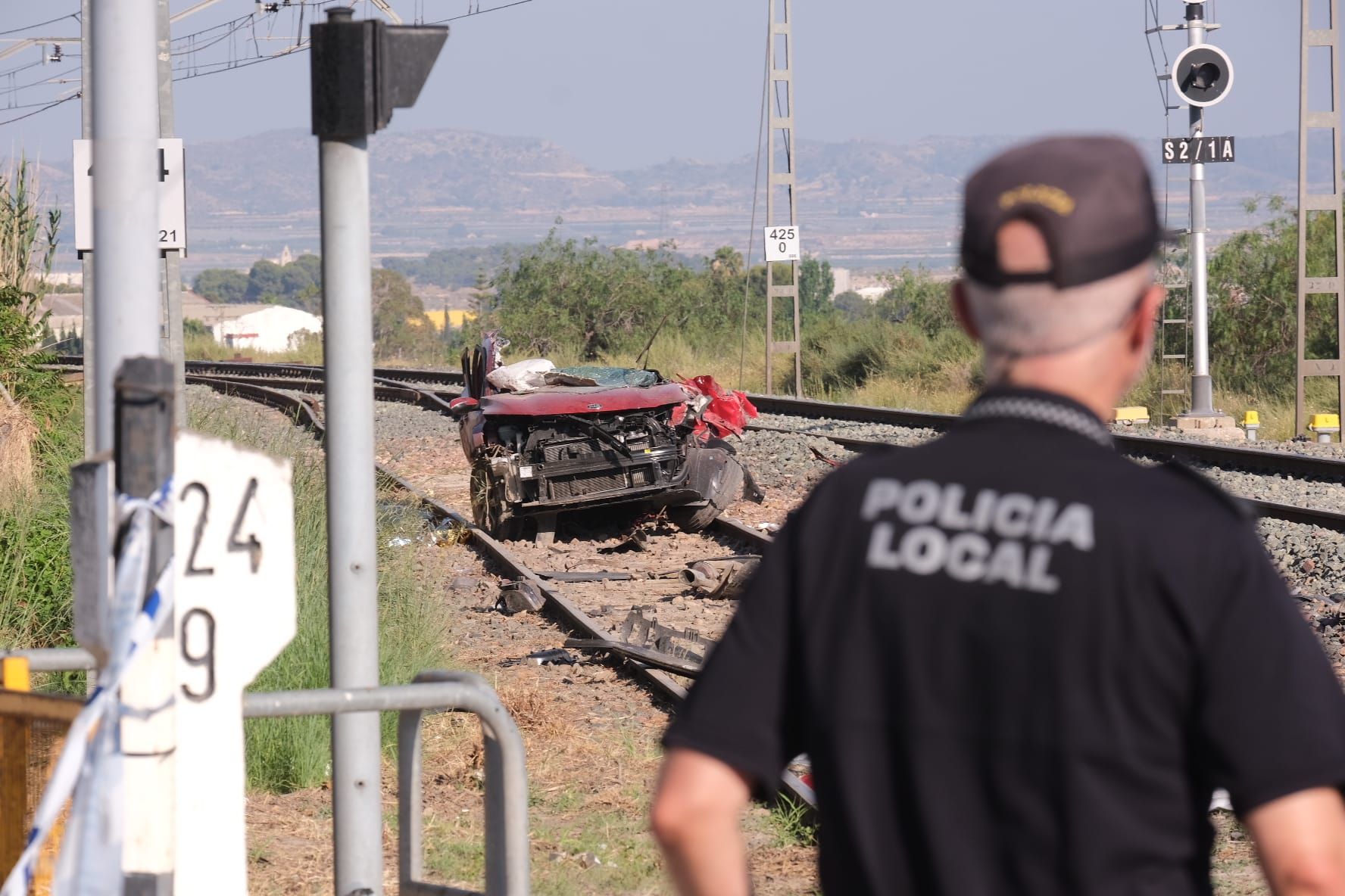 Accidente mortal en Novelda: un tren arrolla a cuatro personas que viajaban en un coche