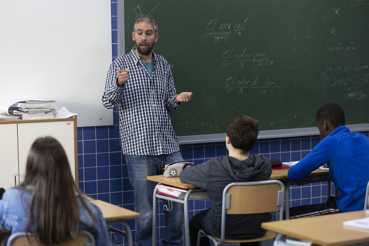 Valencia. Victor Gomez profesor de valenciá, reportaje sobre los problemas de muchos profesores con la Lomloe