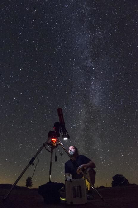 Dani Caxete tomando imágenes con su telescopio y su cámara.