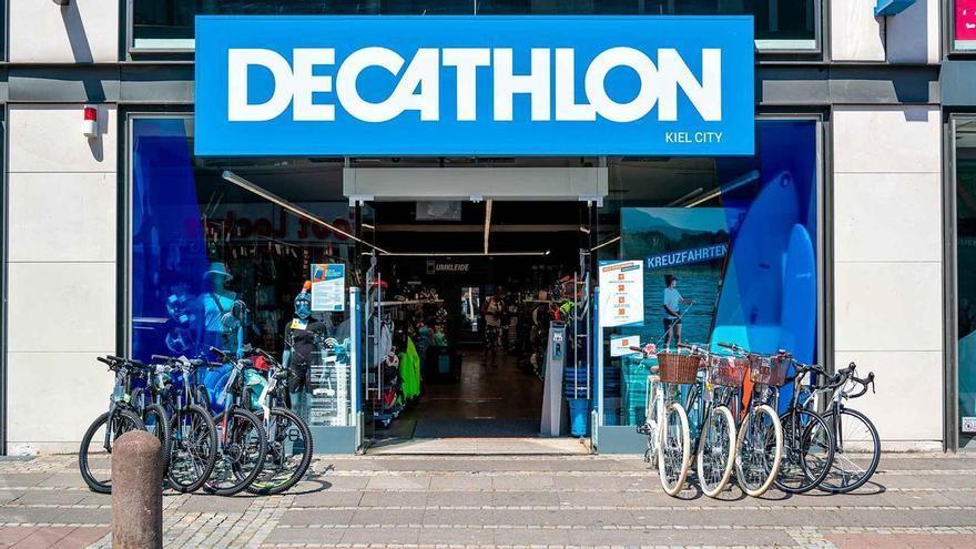 Largas filas en Decathlon para hacerse con la bicicleta eléctrica urbana con casi 100 kilómetros de autonomía y que estos días cuesta poco más de 600 euros