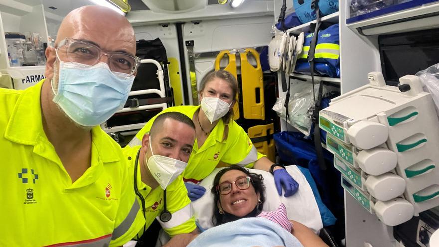 Una mujer da a luz en una ambulancia camino del hospital en Tenerife