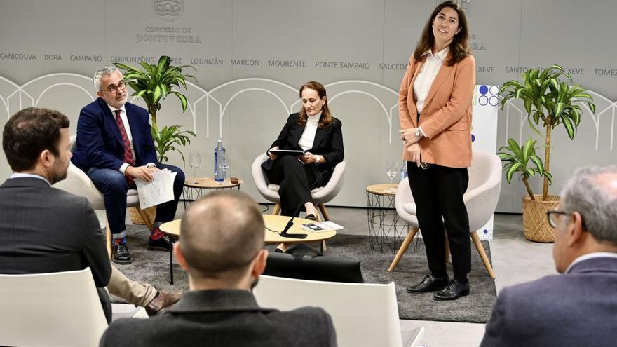 Adolfo Neira, Teresa Táboas y Patricia Molina, en la Mesa sobre ciudades sostenibles. |   // RAFA VÁZQUEZ