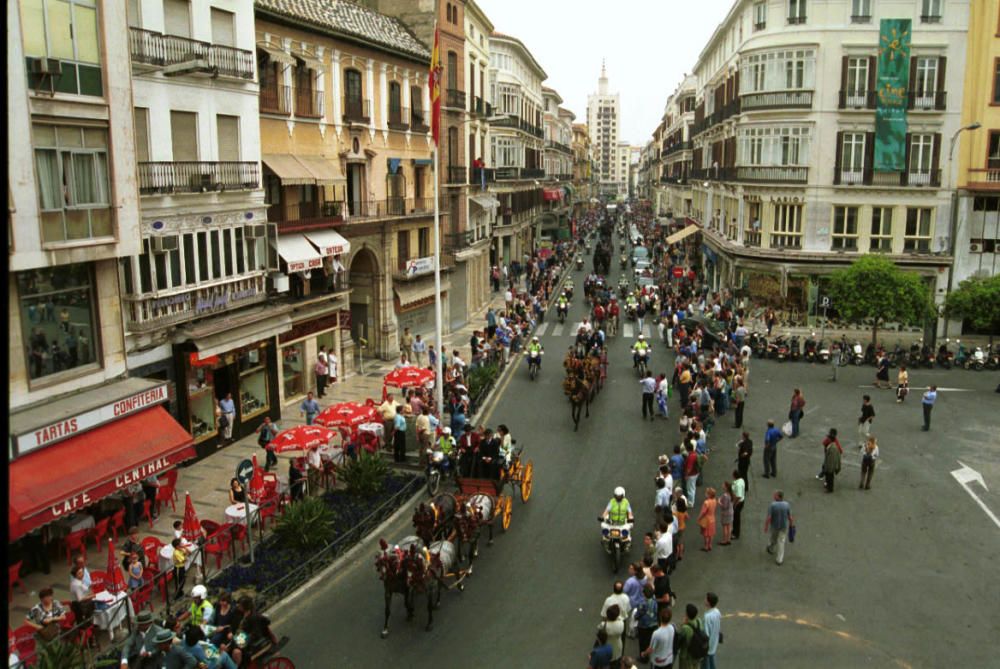 Así era, hace 20 años, la calle Larios, antes de la reurbanización del centro de la ciudad que llevó a su peatonalización en 2002.