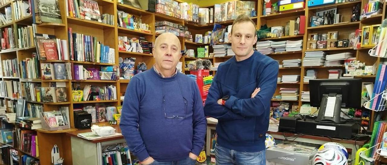 Por la izquierda, José Ángel Mayor e Iván González, suegro y yerno que forman parte de la historia de la librería  Rima, en Infiesto.