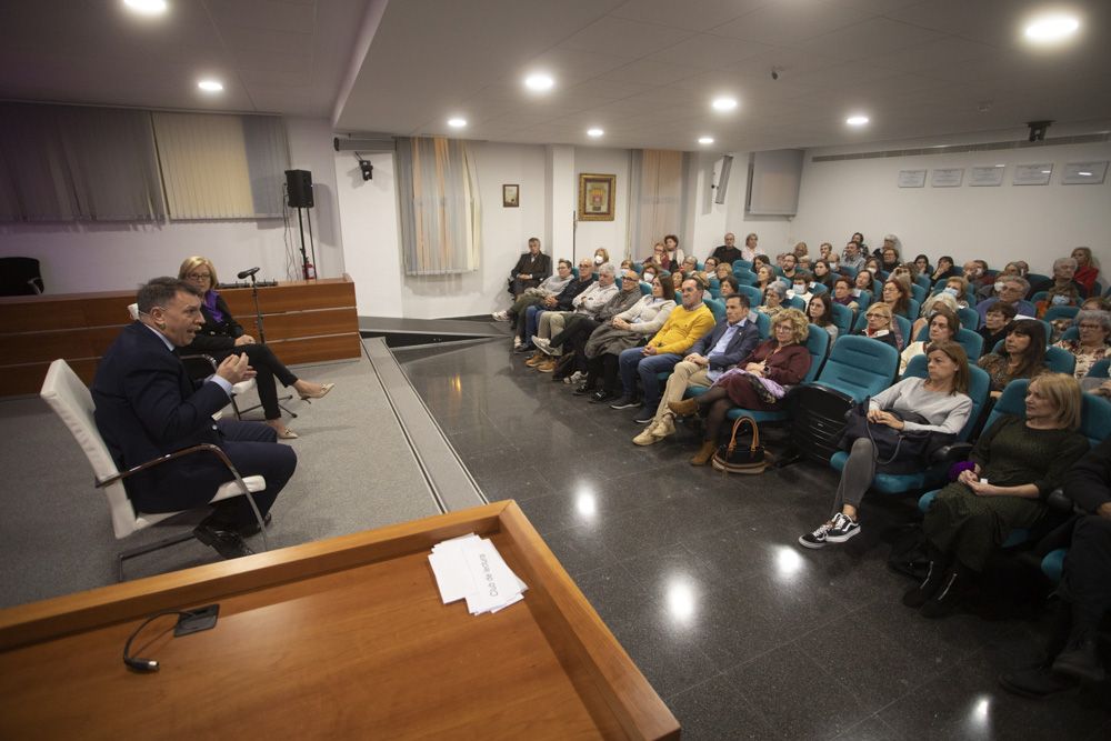 Canet d'En Berenguer. El magistrado Joaquín Bosch llena el salón de actos del ayuntamiento en uno de los actos por el 25N.