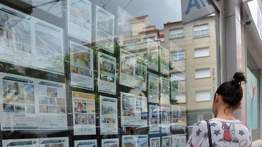 Carteles de alquiler de pisos para el verano en Sanxenxo. // G. Santos