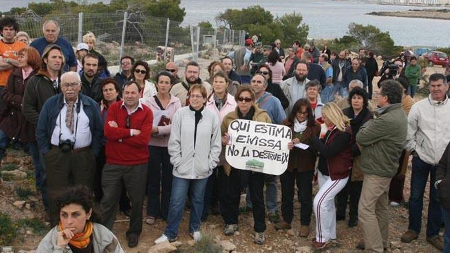 Concentración de protesta en 2007 en contra de la urbanización de Punta Pedrera.
