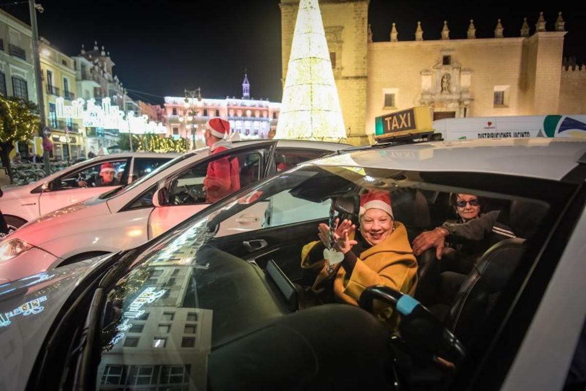 Mayores de Badajoz visitan la plaza de España con el 'Taxi Lux'.