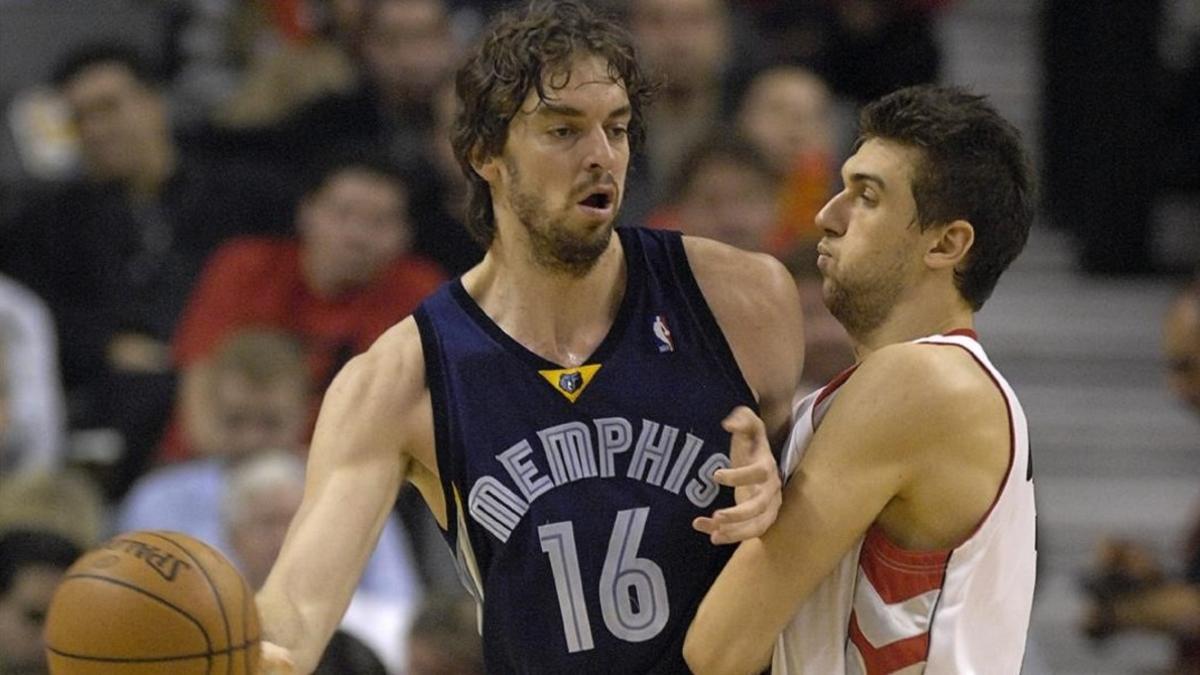 Andrea Bargnani pugna con Pau Gasol en un partido entre Toronto Raptors y Memphis Grizzlies del 2007.