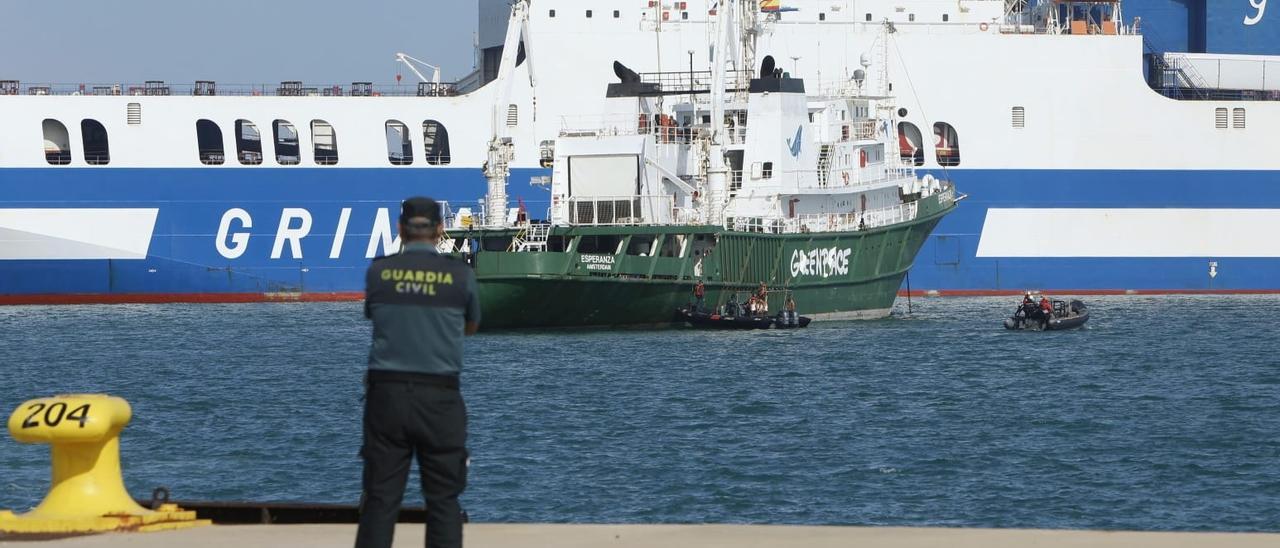 El barco de Greenpeace, mientras ha entrado el otro buque.