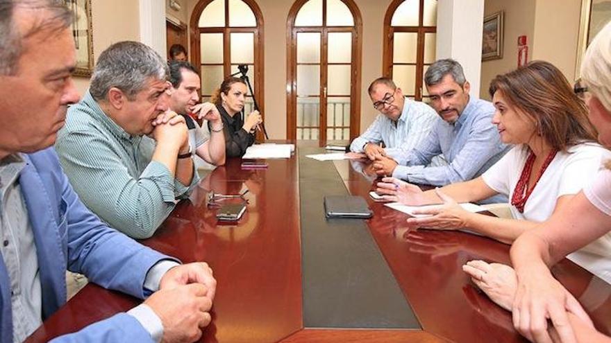 Víctor Navas y Margarita del Cid, a la derecha, durante la reunión.