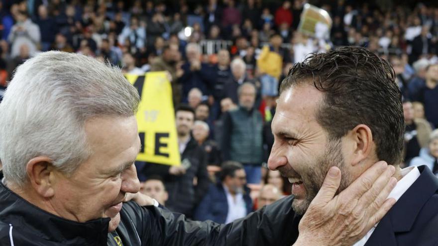 Aguirre y Baraja se saludan antes de iniciarse el partido.  | ANA ESCOBAR/EFE